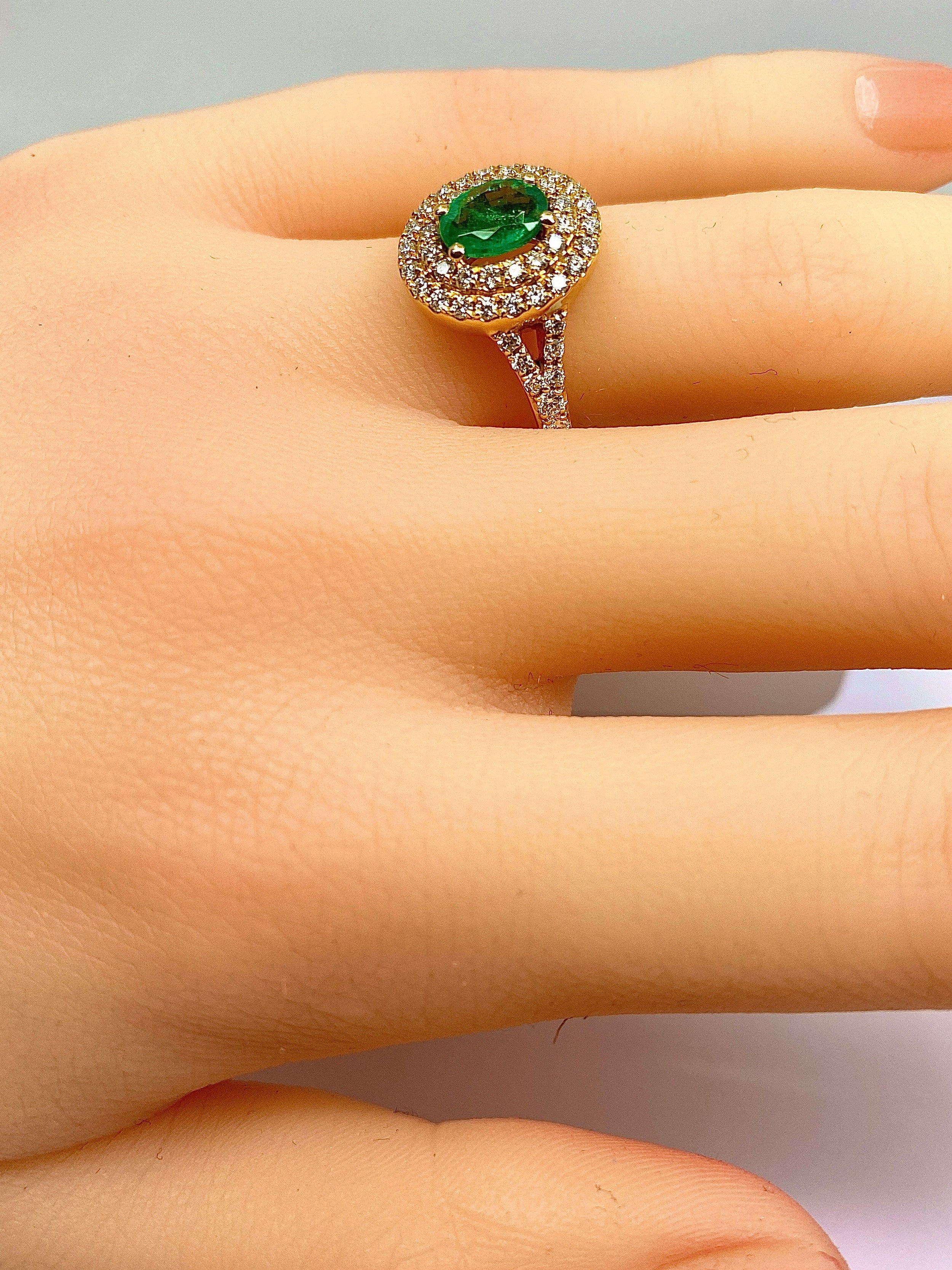 Bague en or jaune 18 carats ornée d’une émeraude et diamants