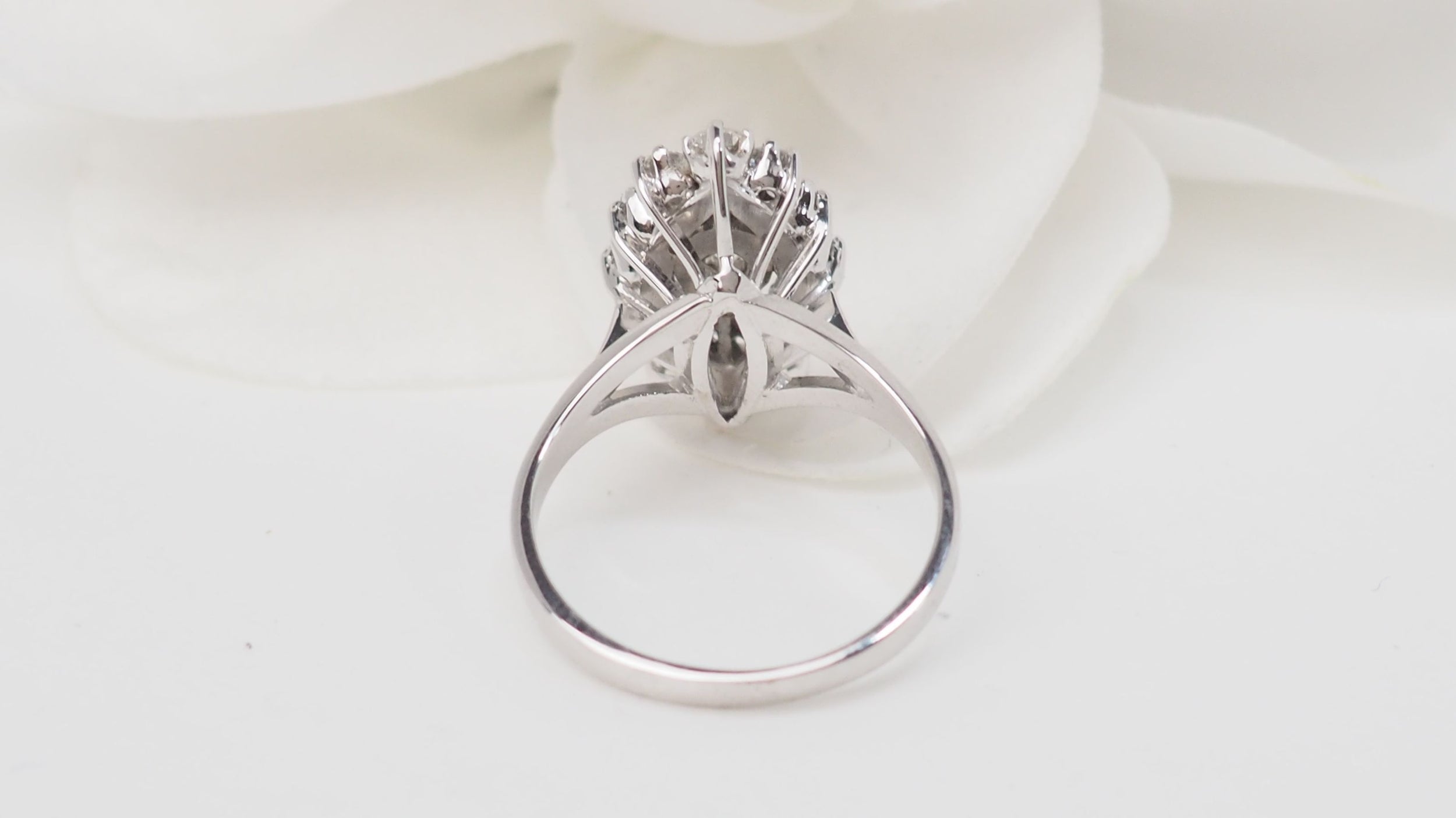 Bague marquise en or blanc et diamants