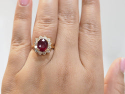 Bague entourage en or jaune rubis et diamants