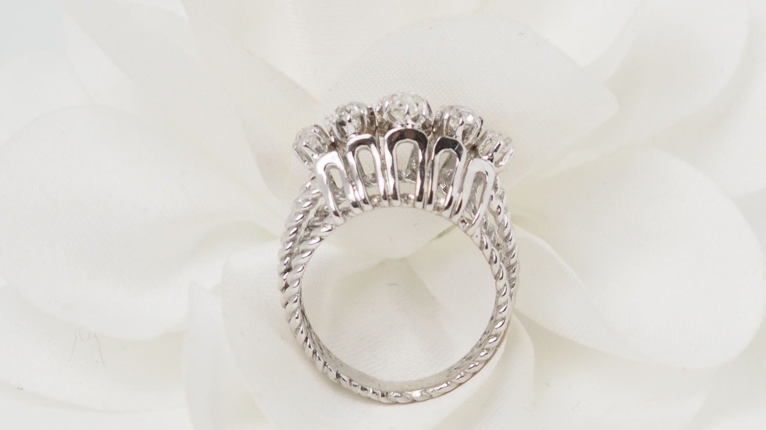 Art Deco ring in white gold and platinum, diamonds 