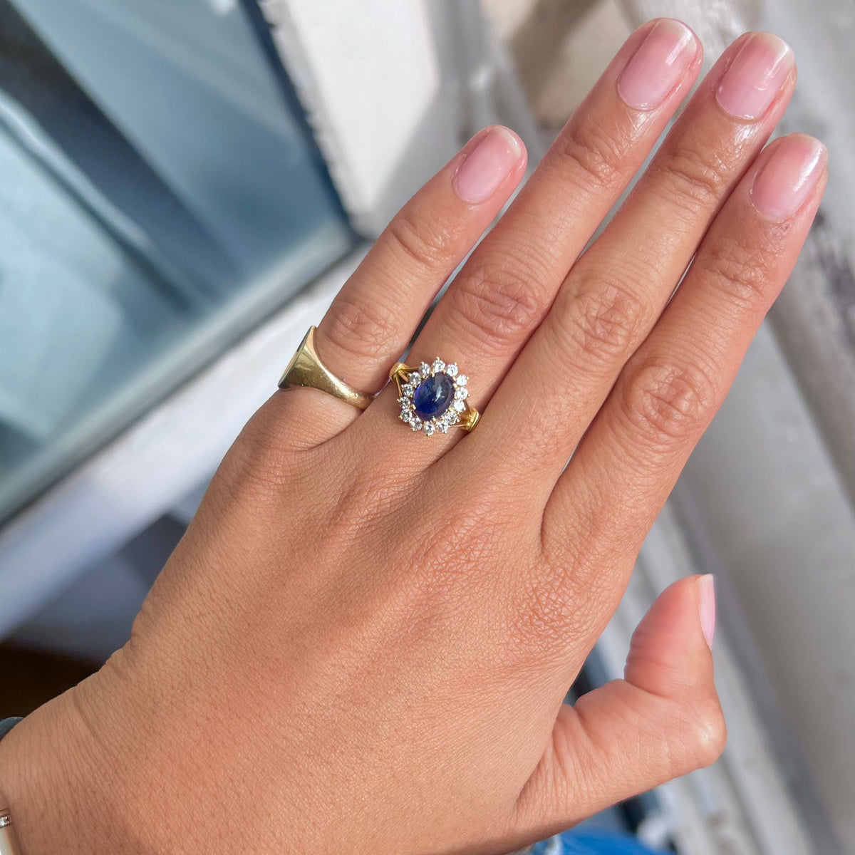 Marguerite ring in yellow gold, sapphire and diamonds