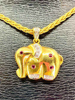 Collier pendentif en or 18 carats : éléphant en diamants et rubis