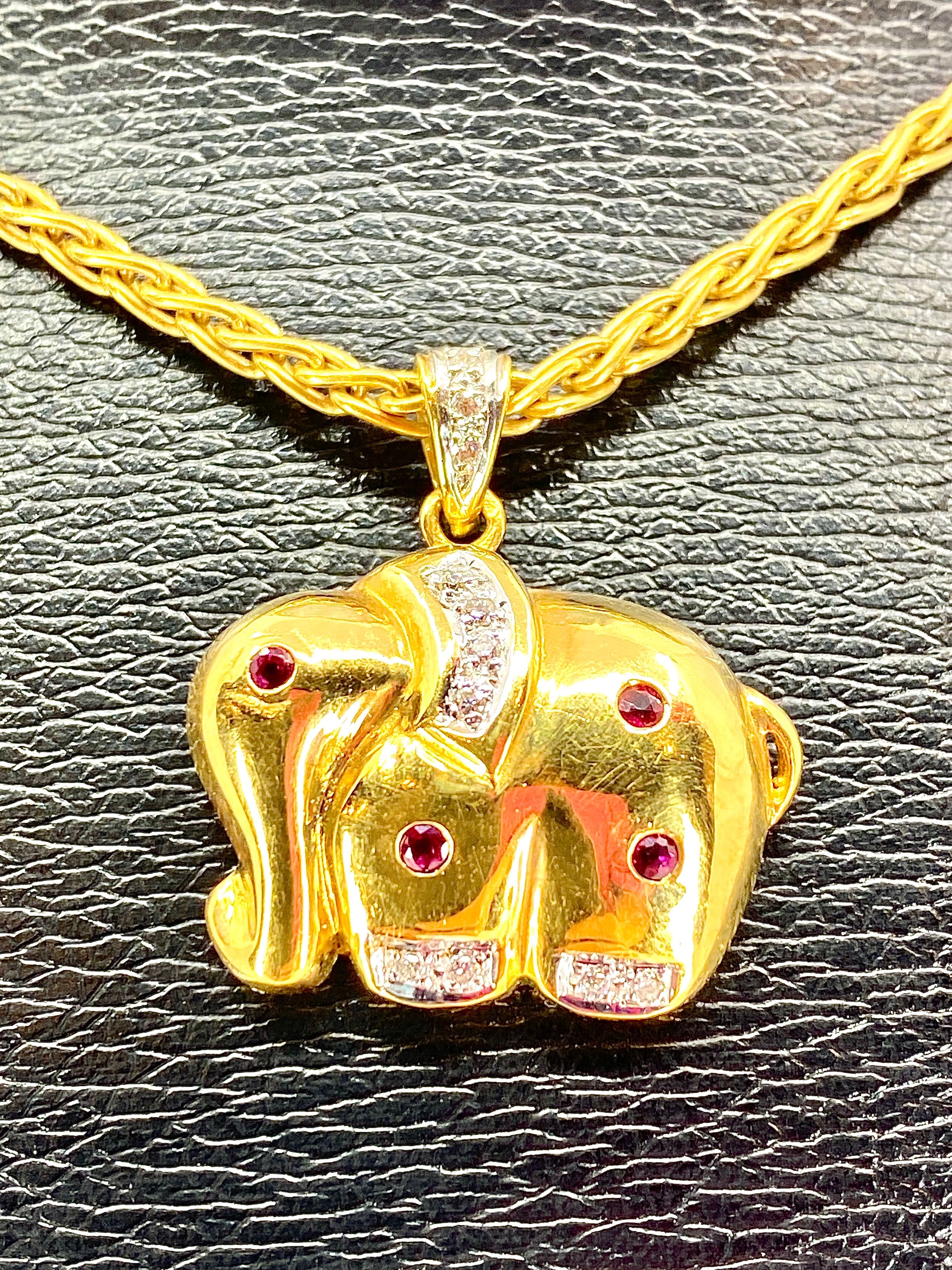 Collier pendentif en or 18 carats : éléphant en diamants et rubis