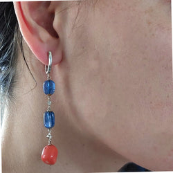 PAIRE DE PENDANTS D’OREILLES TANZANITES ET CORAIL