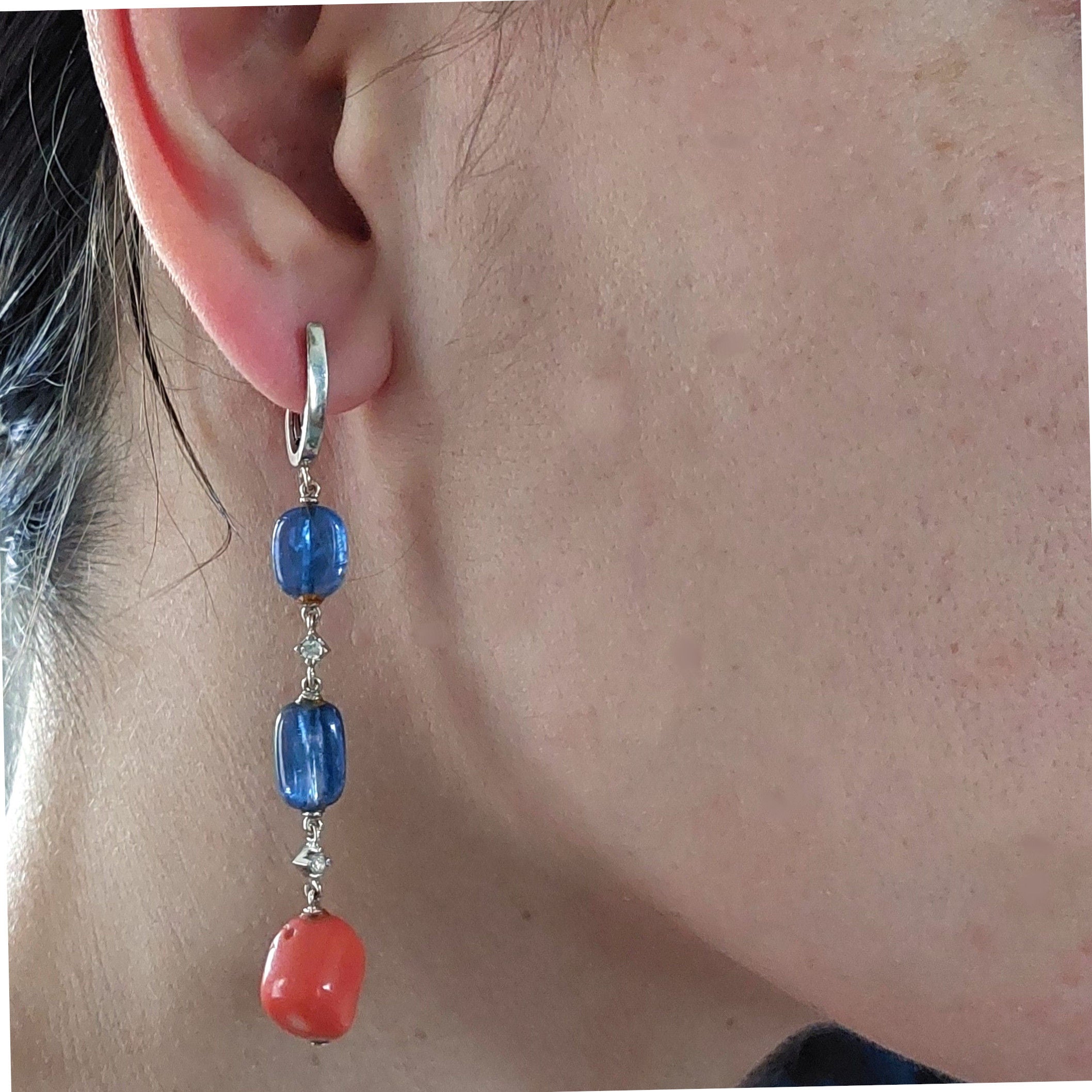 PAIRE DE PENDANTS D’OREILLES TANZANITES ET CORAIL