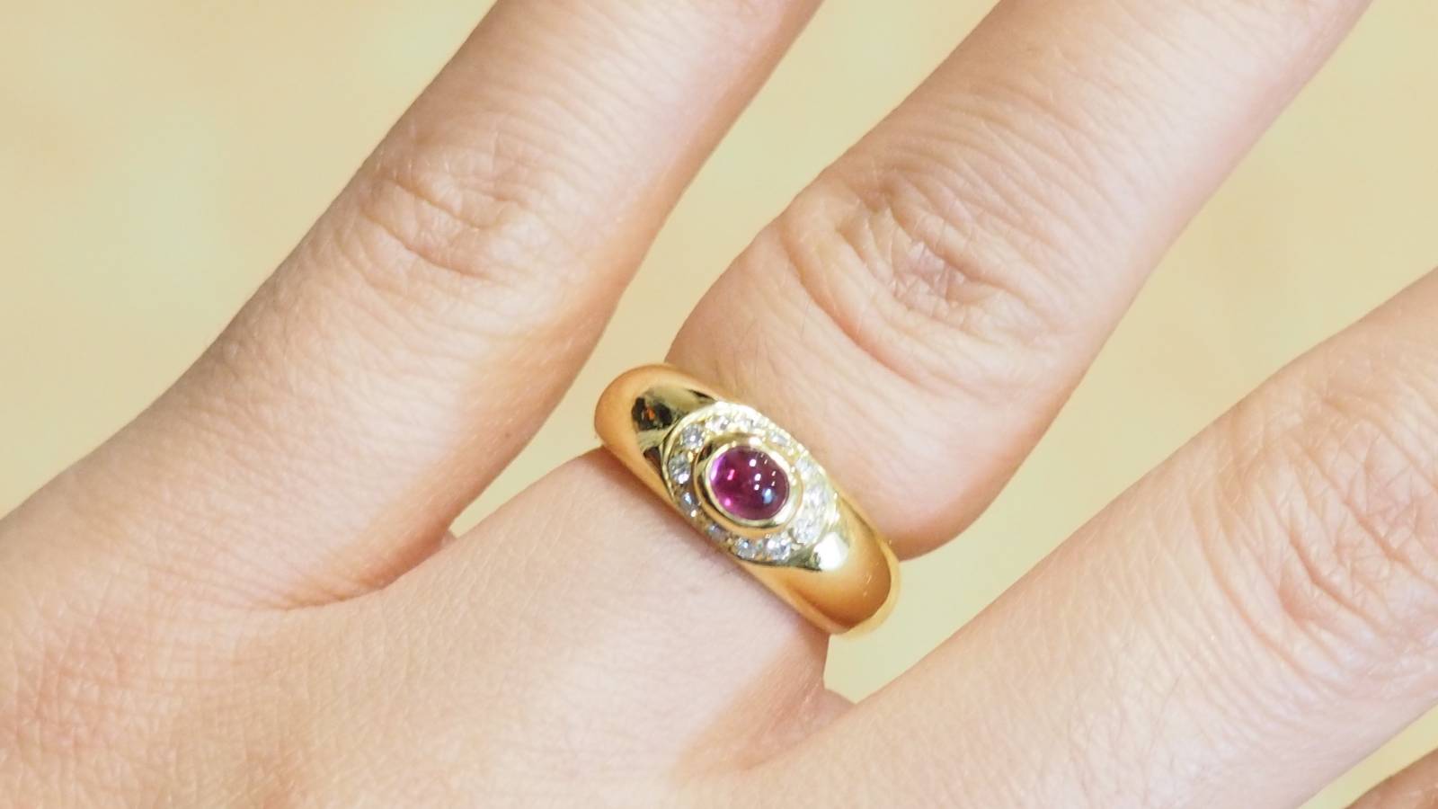 Bague en or jaune, rubis et diamants
