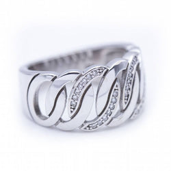 Bague large en or blanc avec diamants.