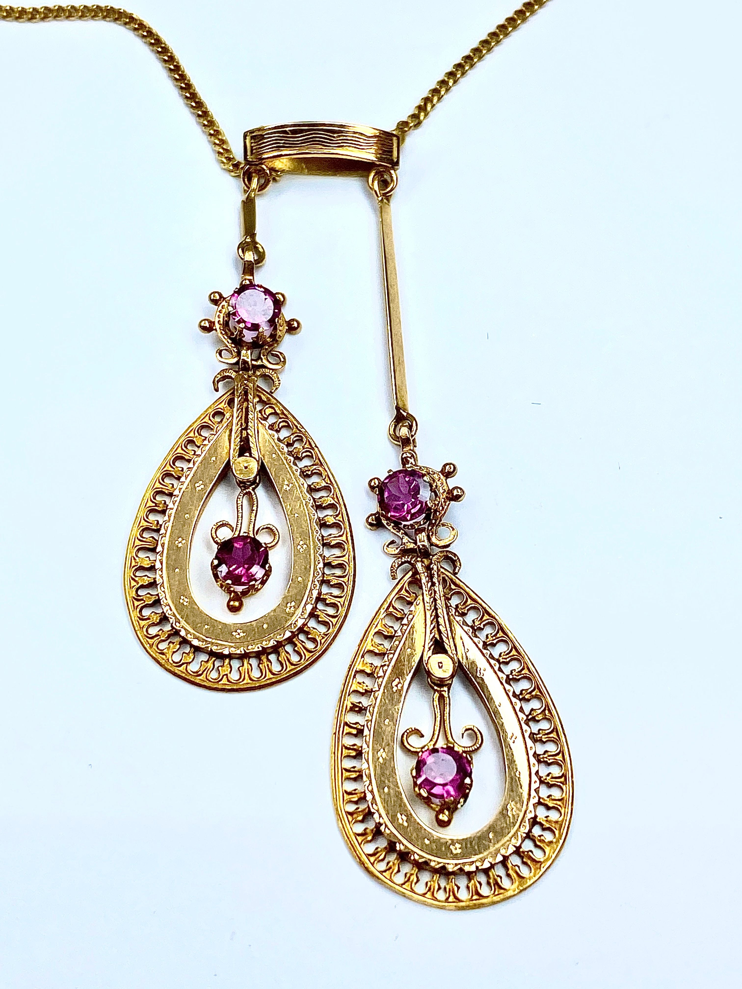 Bayadère necklace in 18-carat gold and garnets, late 19th century.