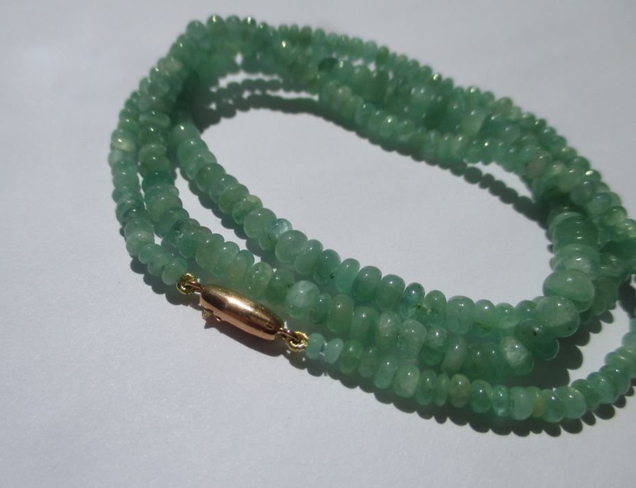 Collier perles émeraudes naturelles