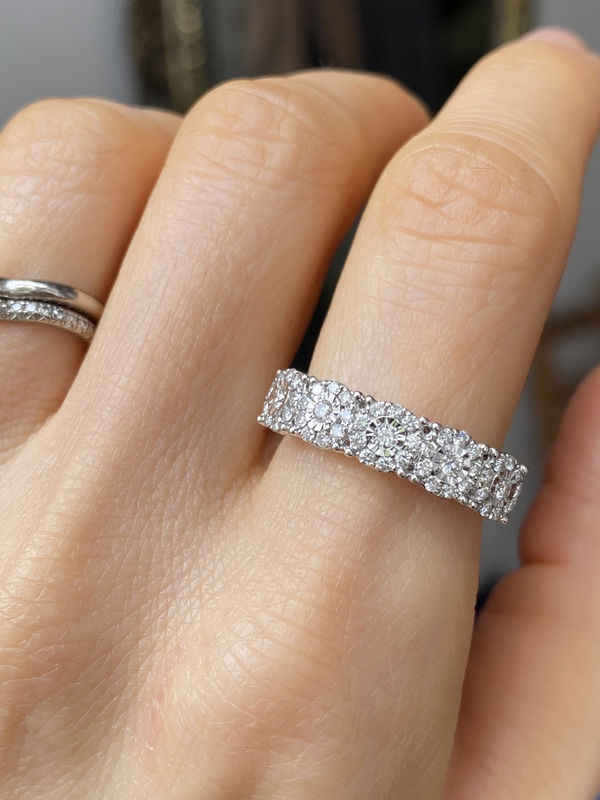 Ring at white gold and diamonds