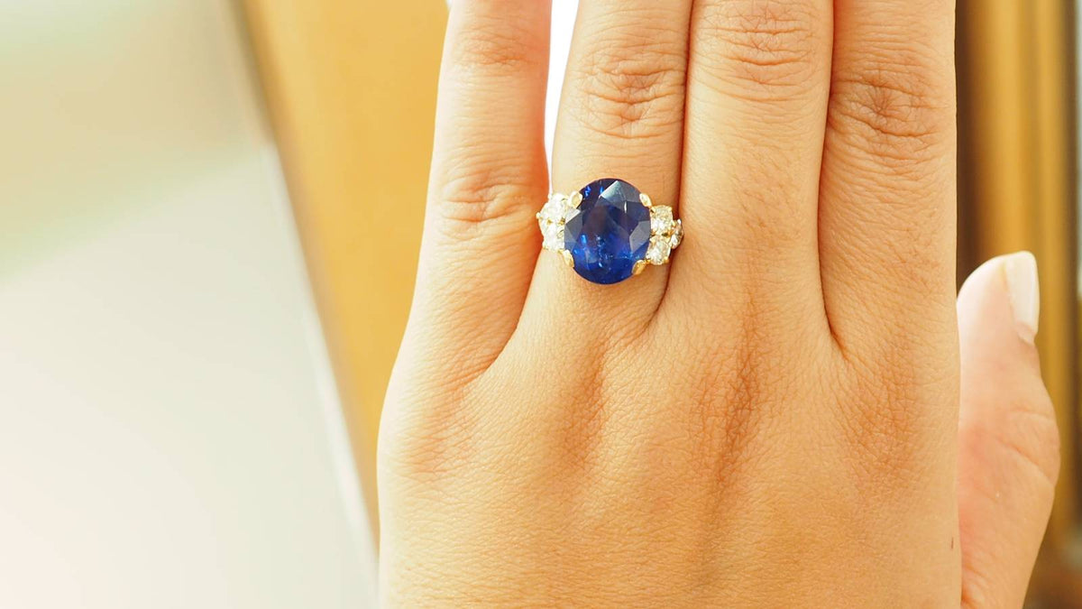Important ring in yellow gold, Ceylon sapphire and diamonds 