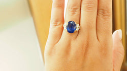 Bague importante en or jaune, saphir de Ceylan et diamants