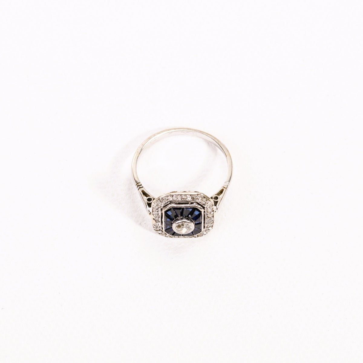 Ring at rose gold, sapphires and diamonds