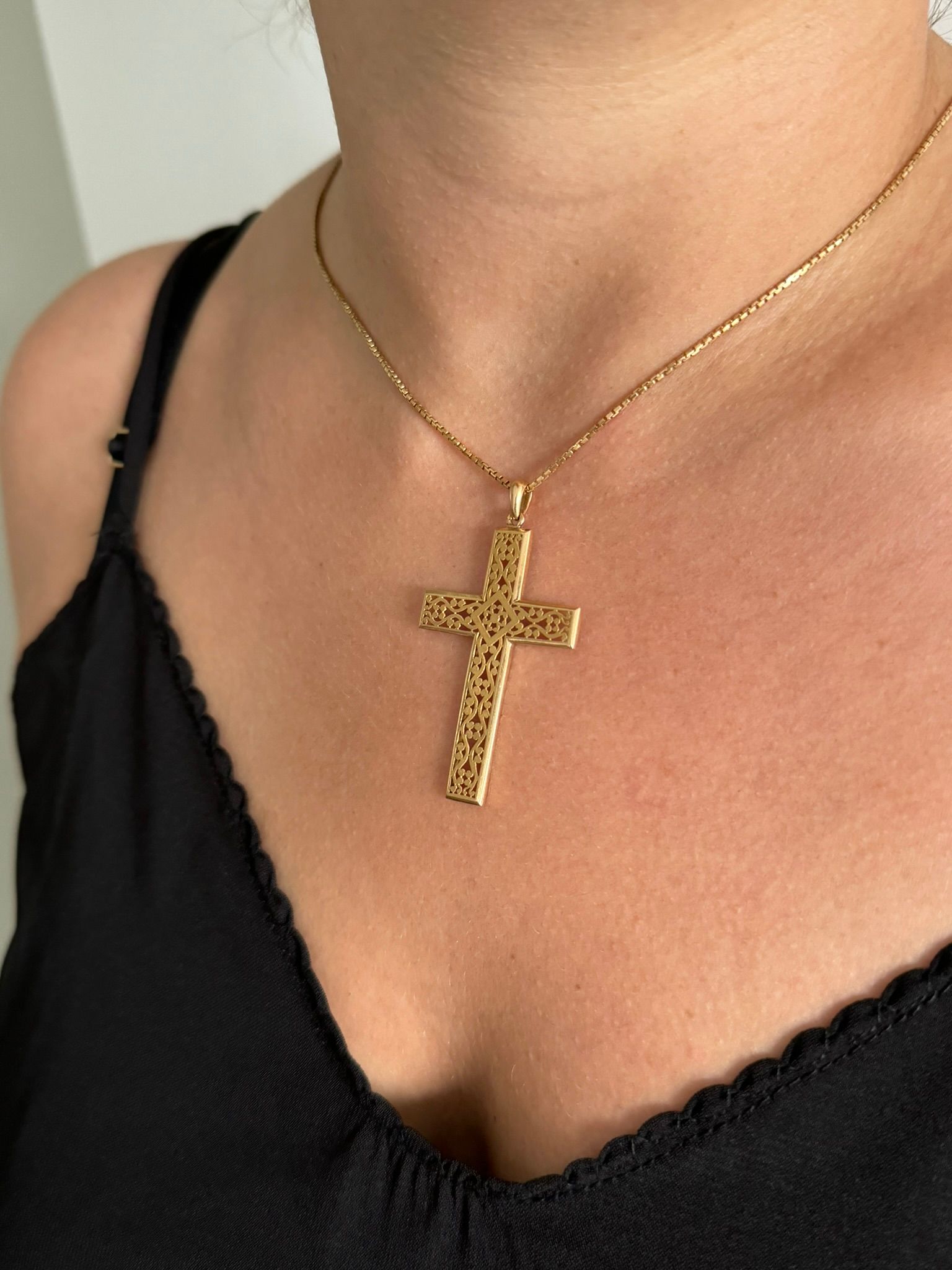Yellow gold cross pendant