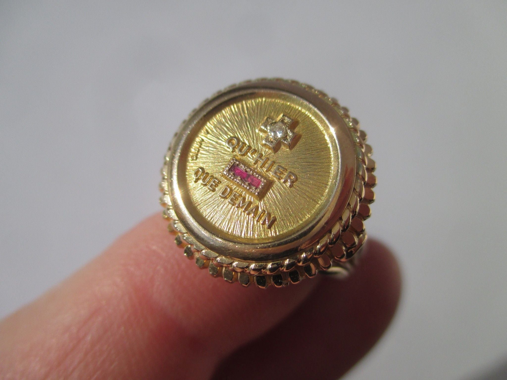 Bague A. AUGIS chevalière médaille d'amour en or jaune et diamant