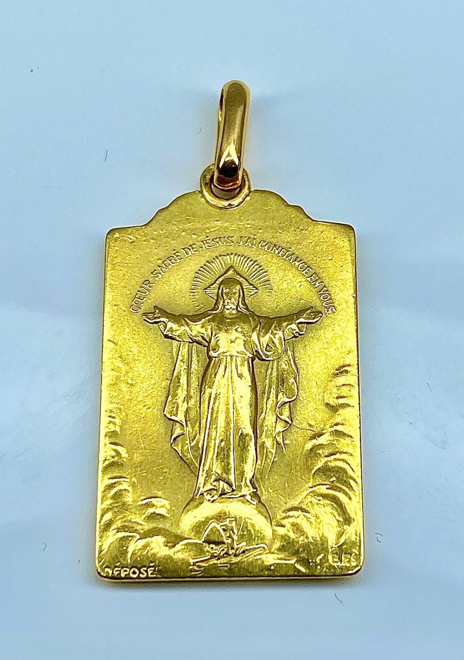 Médaille en or jaune 18 carats recto verso : Vierge et Christ, signée BOUIX