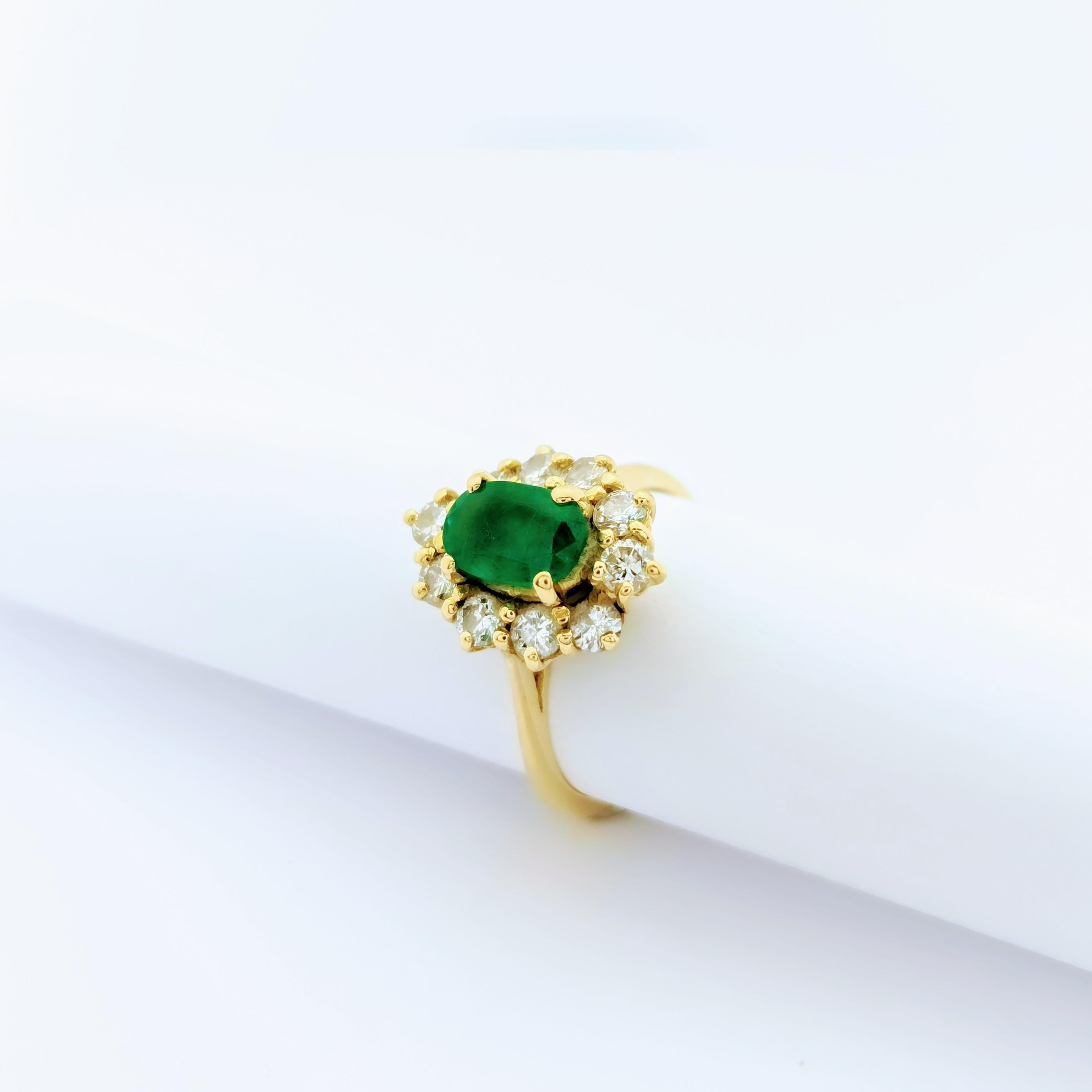 Marguerite en or jaune diamants et émeraude