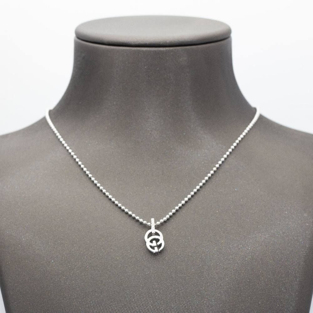 GUCCI Collier en or blanc et diamants.