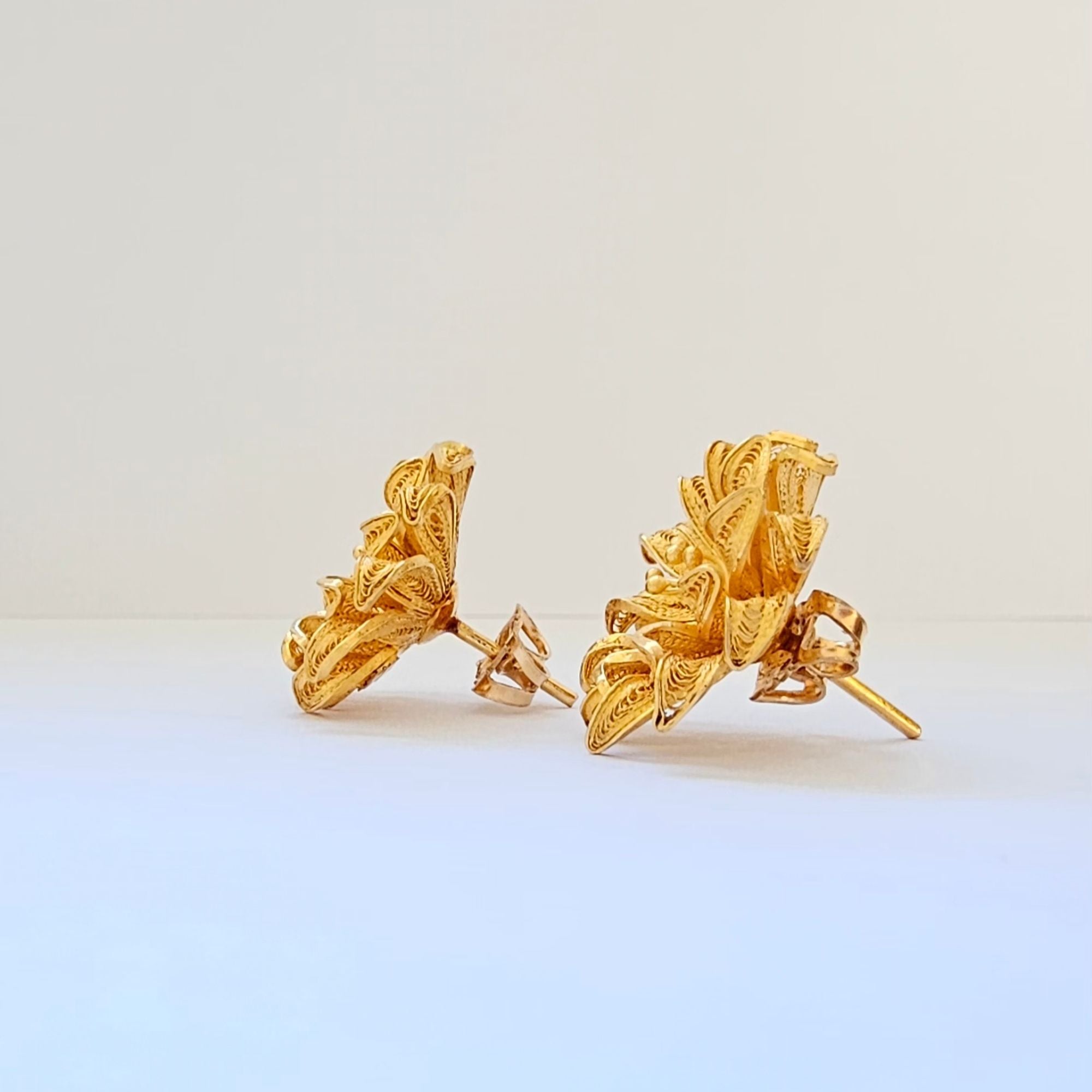 Floral motif earrings in yellow gold 18 carats