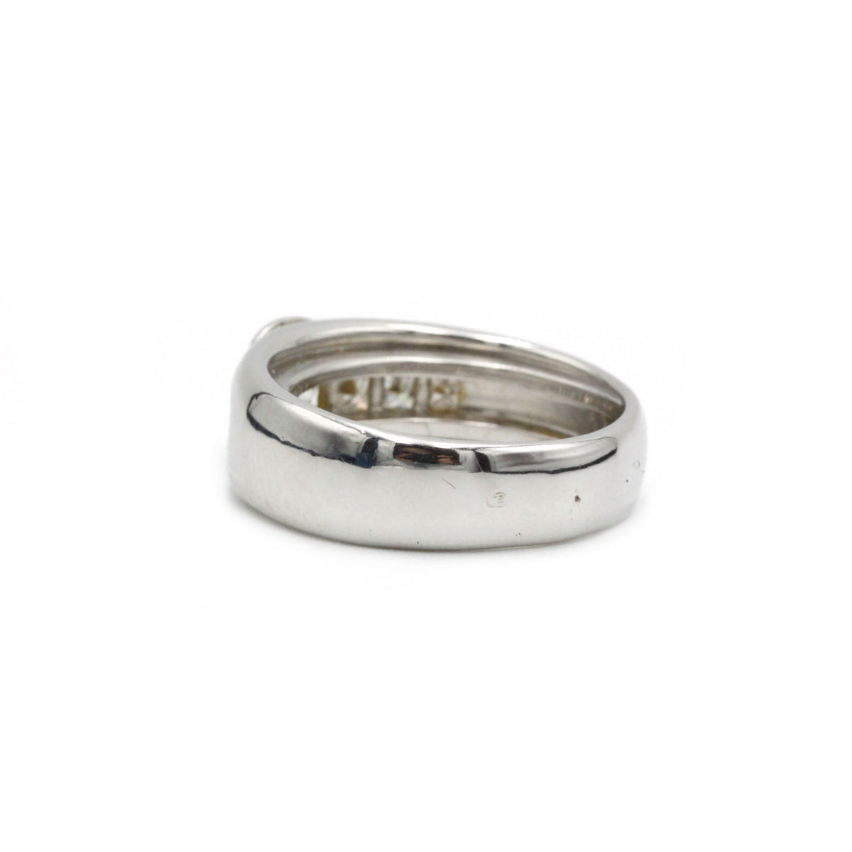 Ring at white gold and diamonds