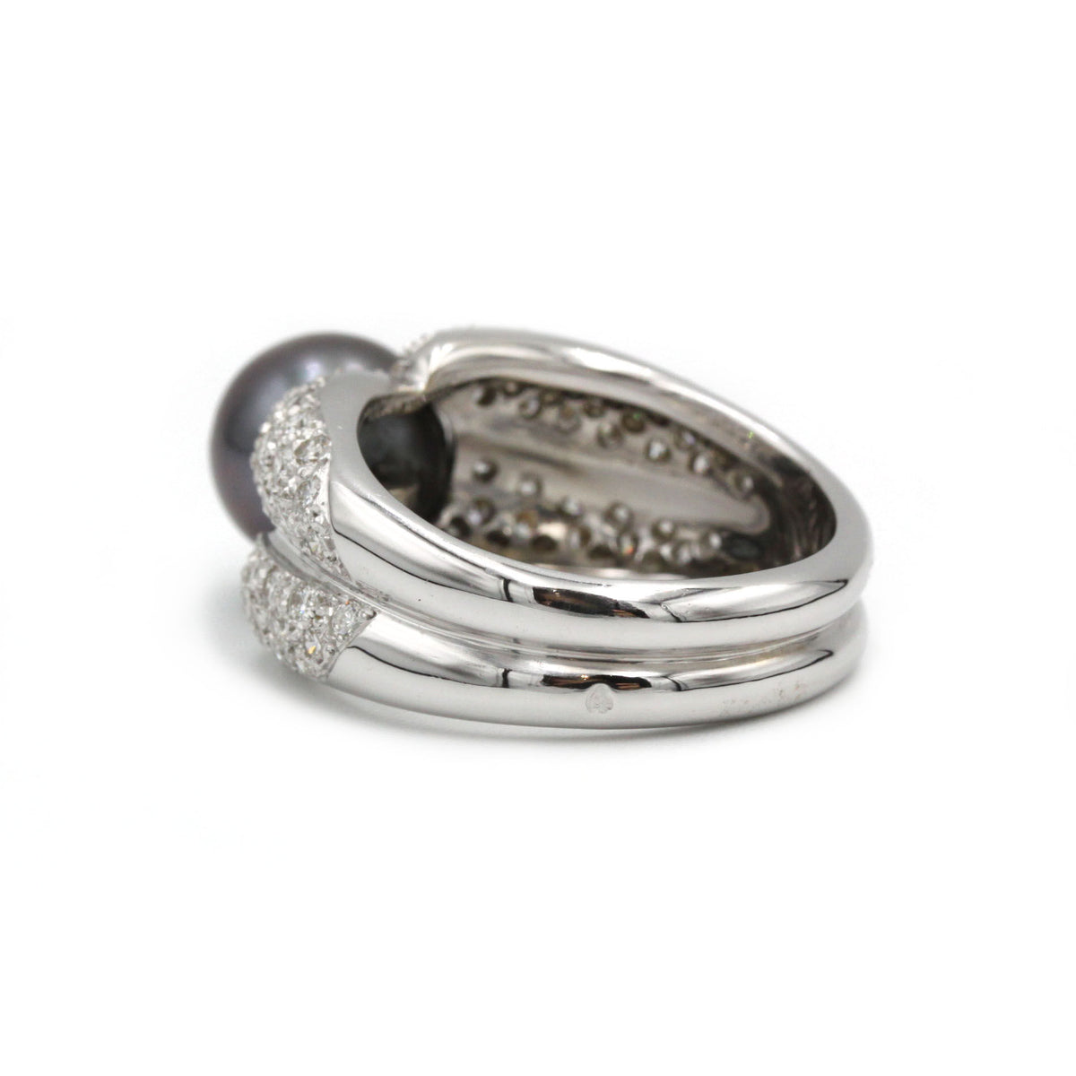 White gold ring (750) with approximately 3 carats of diamonds and a Tahitian pearl