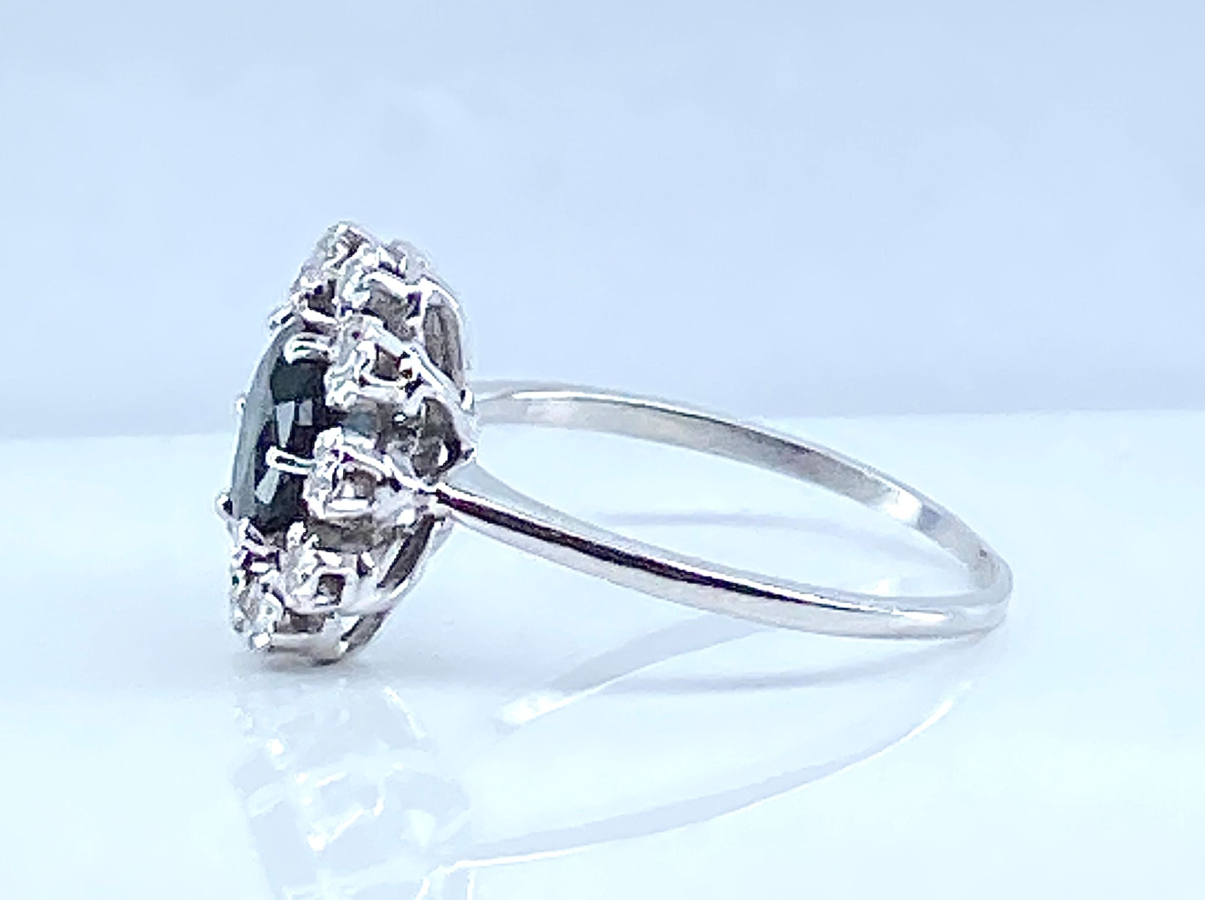 Bague marguerite en or blanc 18 carats en saphir et diamants