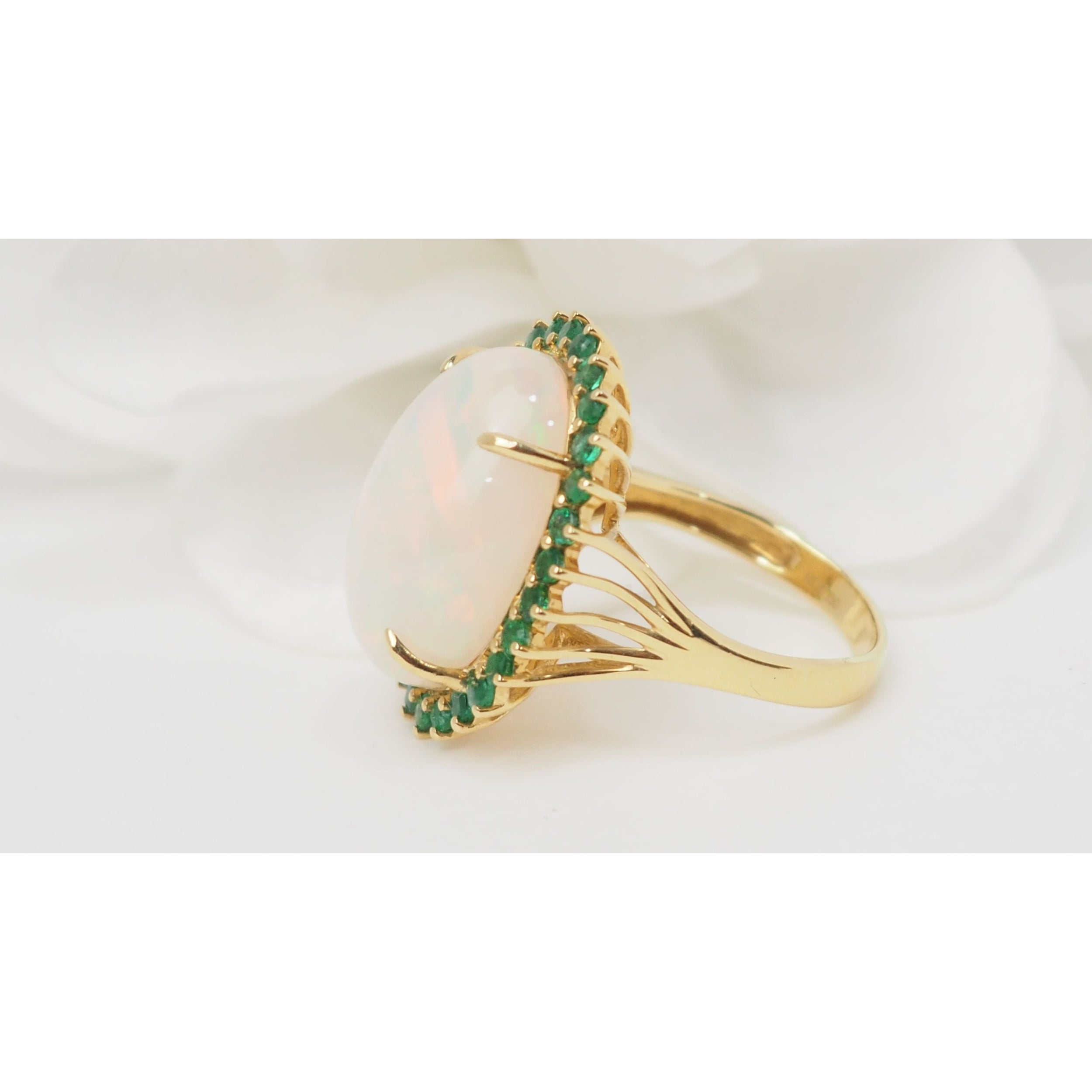 Oval ring in yellow gold, cabochon opal and emeralds 