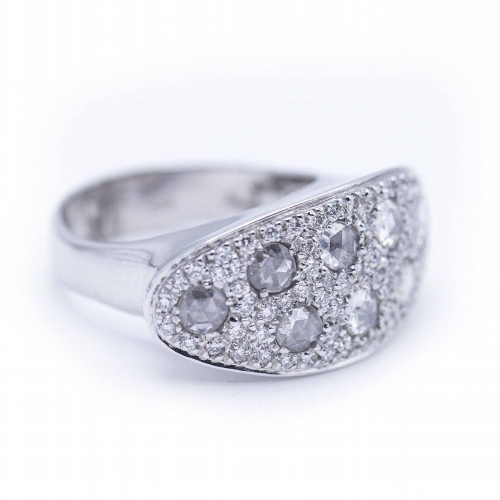 Bague en or blanc avec diamants taille brillant
