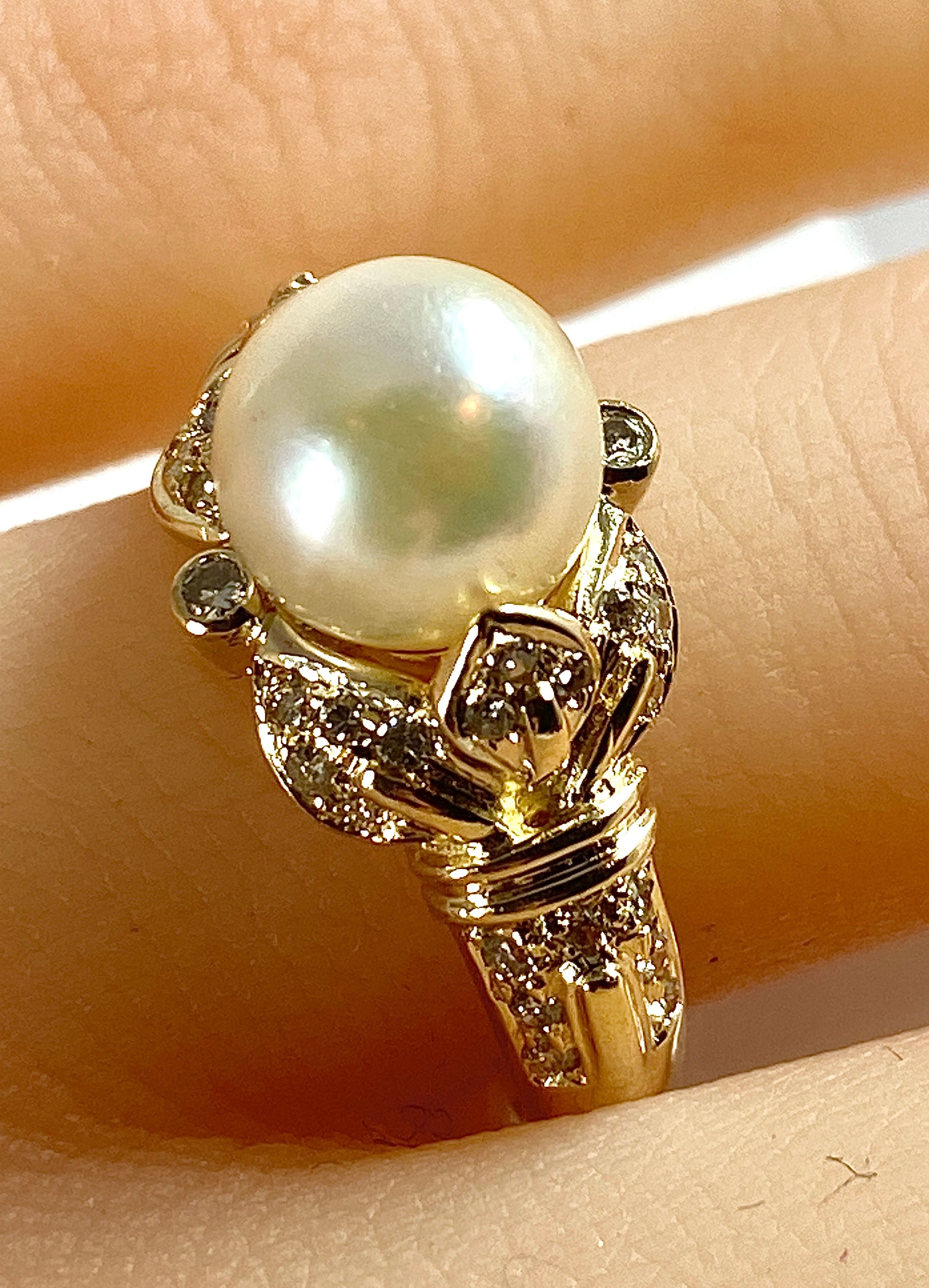 Bague en or jaune 18 carats, perle et 38 diamants.