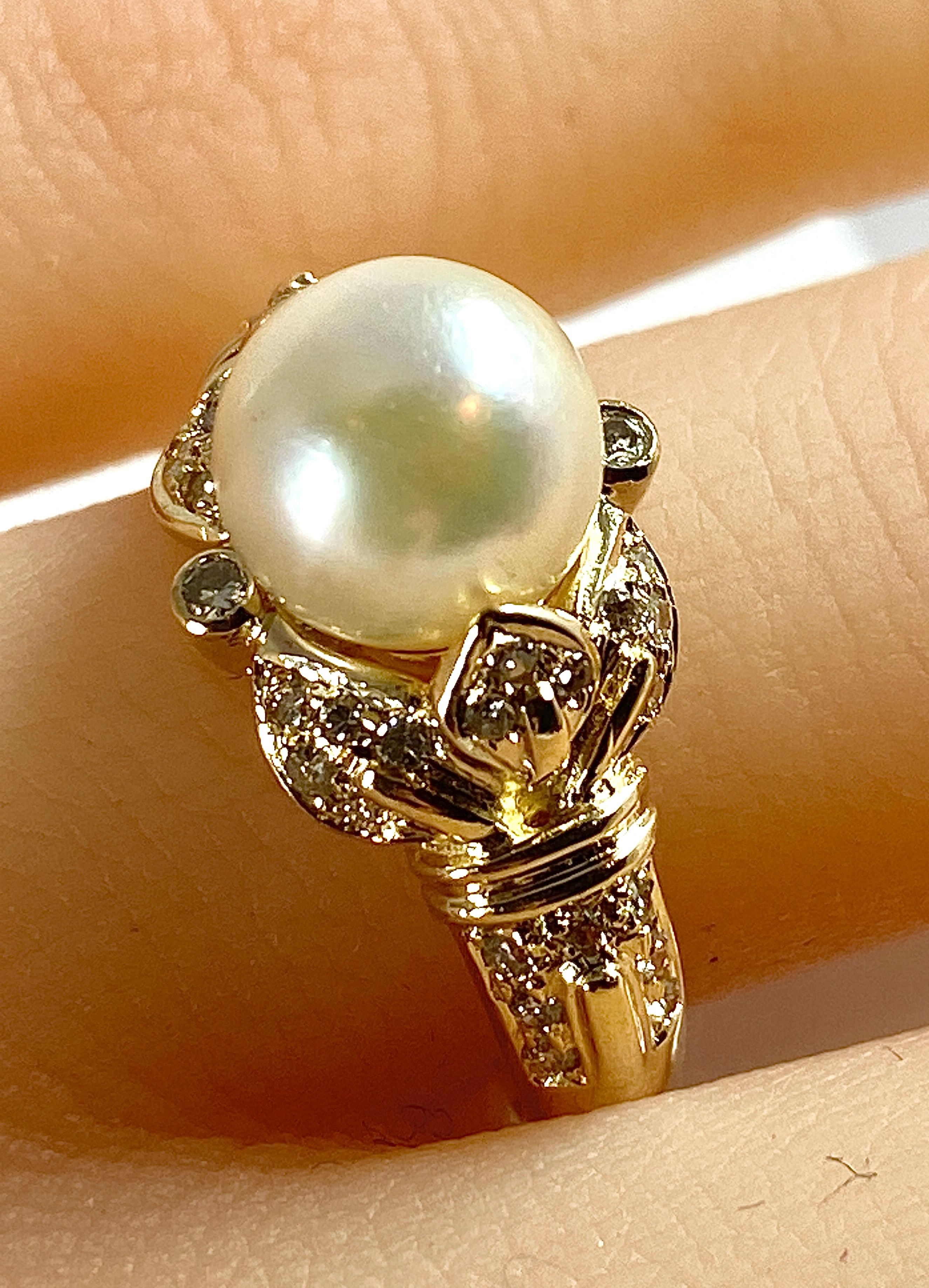 Bague en or jaune 18 carats, perle et 38 diamants.