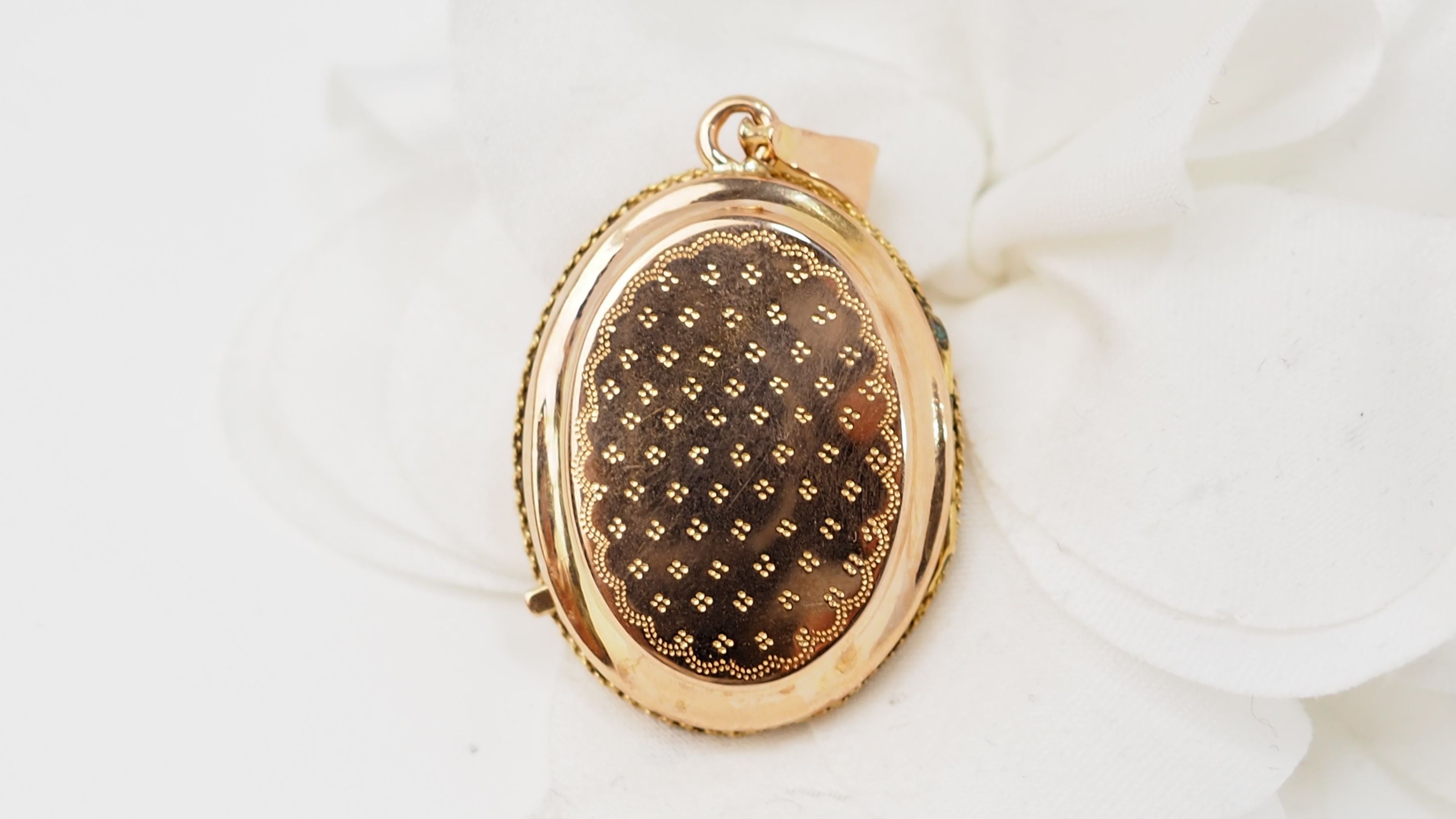 Photo holder pendant in yellow 