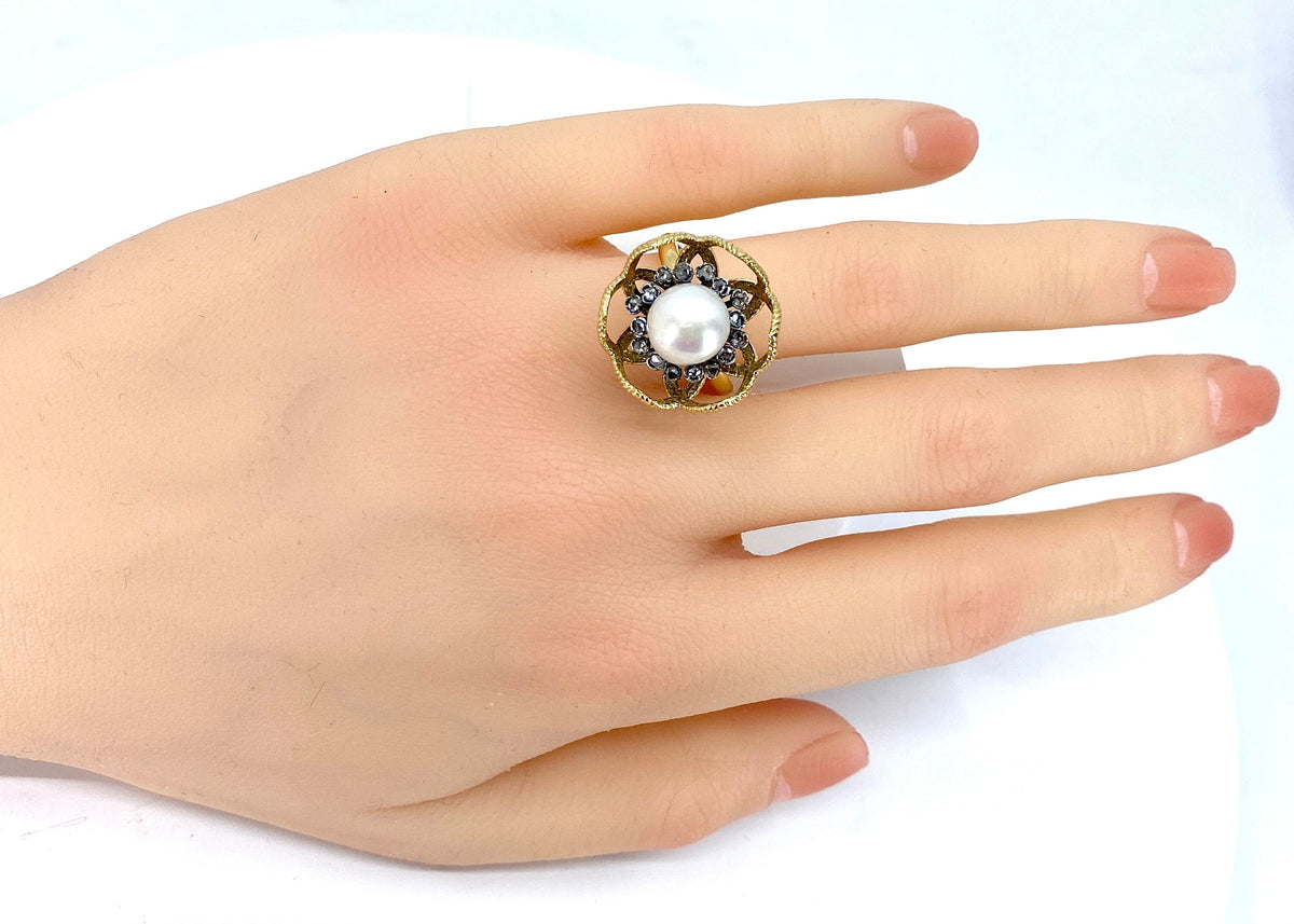 Cocktail Ring in 18 carat yellow gold and silver, fine pearls and diamonds