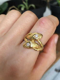 Ring antique in yellow gold 18K representing two snakes
