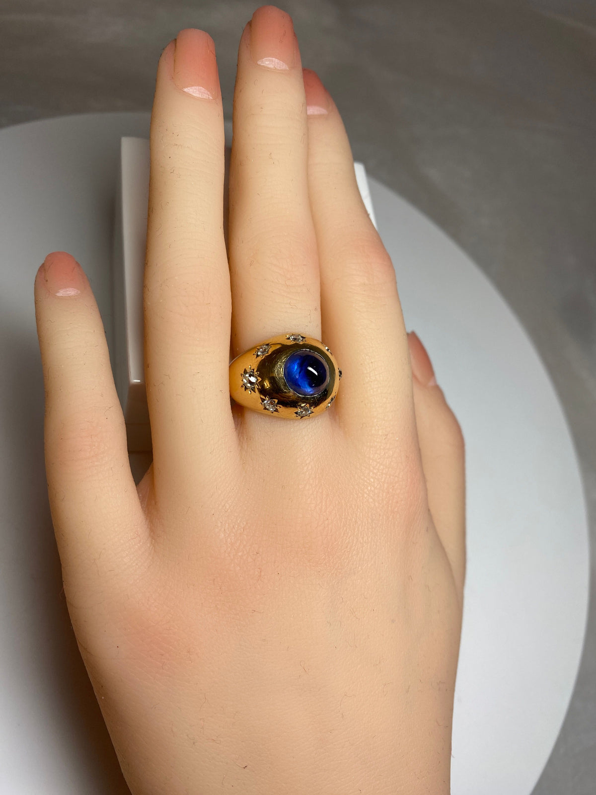 18-carat gold ring, 5.10 ct unheated Ceylon cabochon sapphire circa 1940