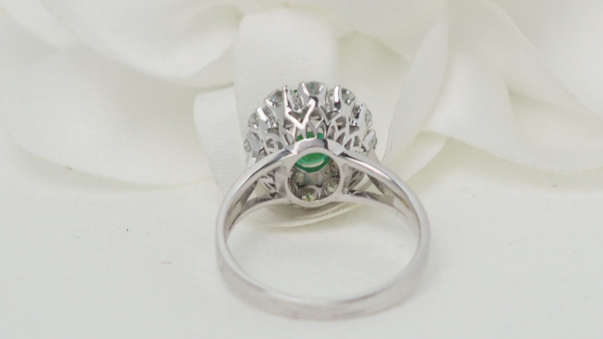 Entourage ring in white gold, oval emerald and diamonds 
