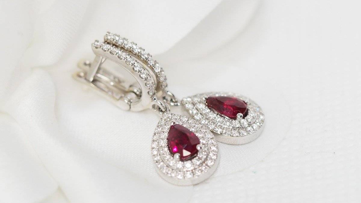 White gold, pear ruby ​​and diamond earrings 