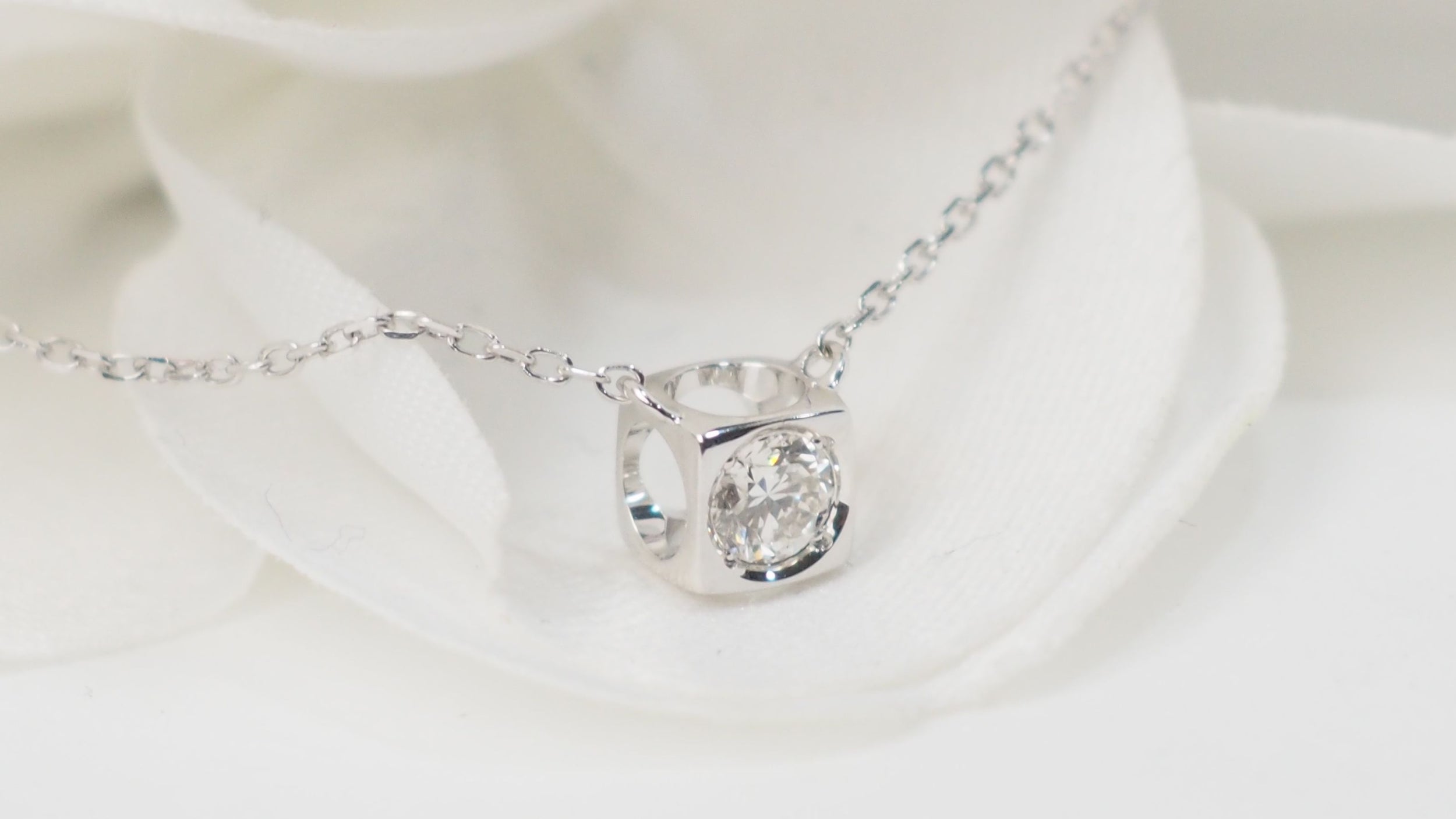 Collier Dinh Van Le Cube diamant en or blanc et diamant