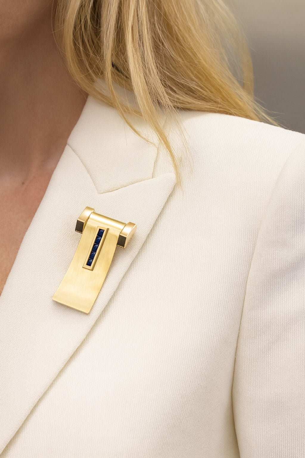 “Ribbon” Clip Brooch, in Vermeil and Sapphires