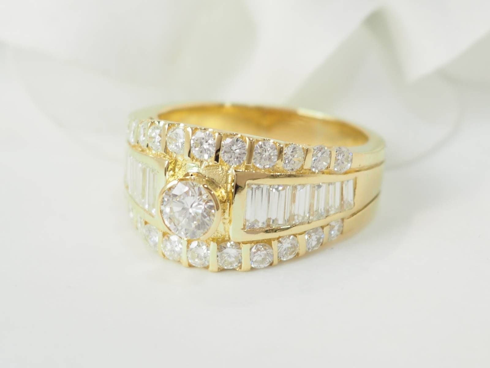 Ring solo in yellow gold and diamonds.