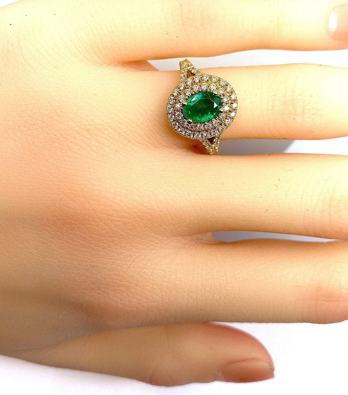 18-carat yellow gold ring adorned with an emerald and diamonds