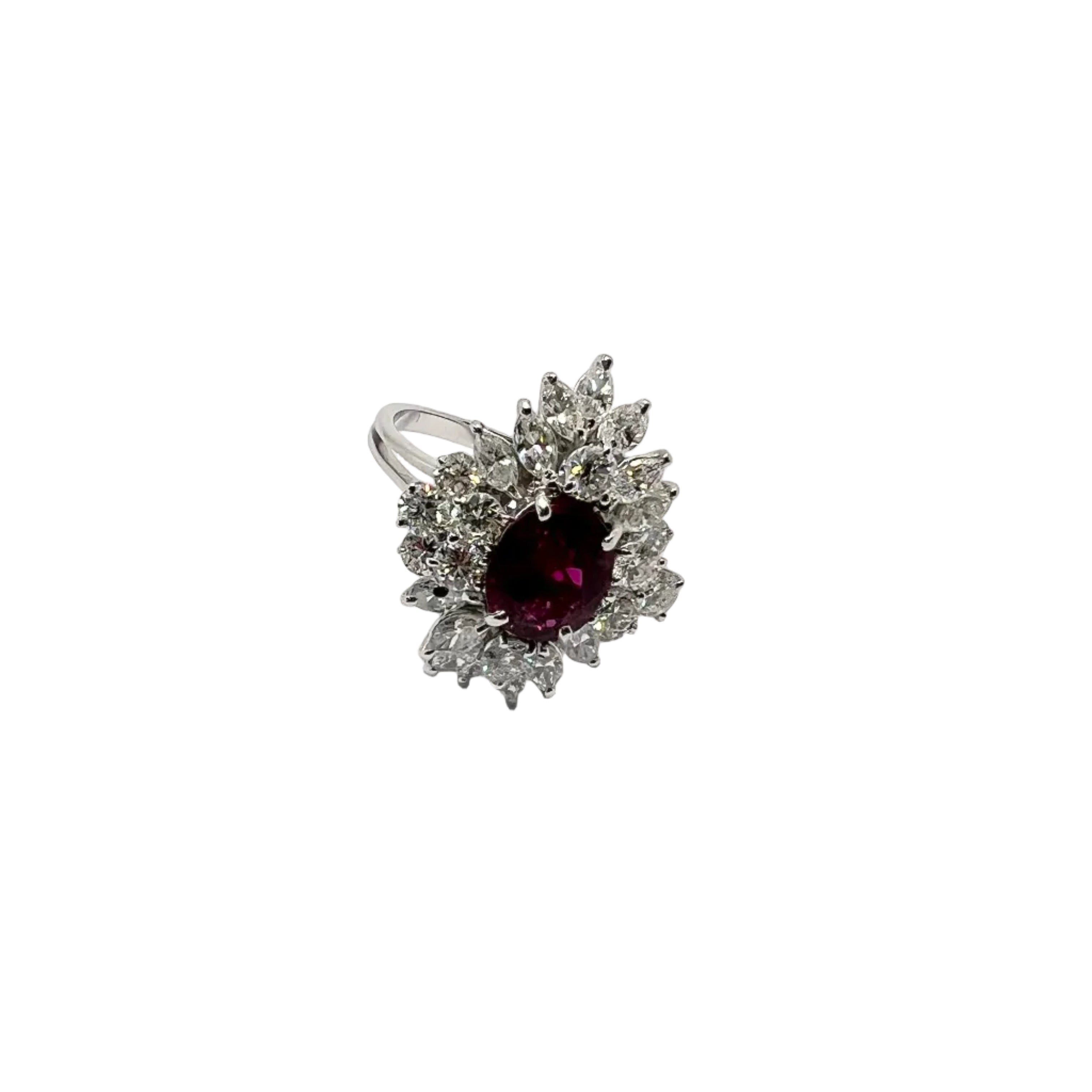Bague Marquise en or blanc, rubis, et diamants