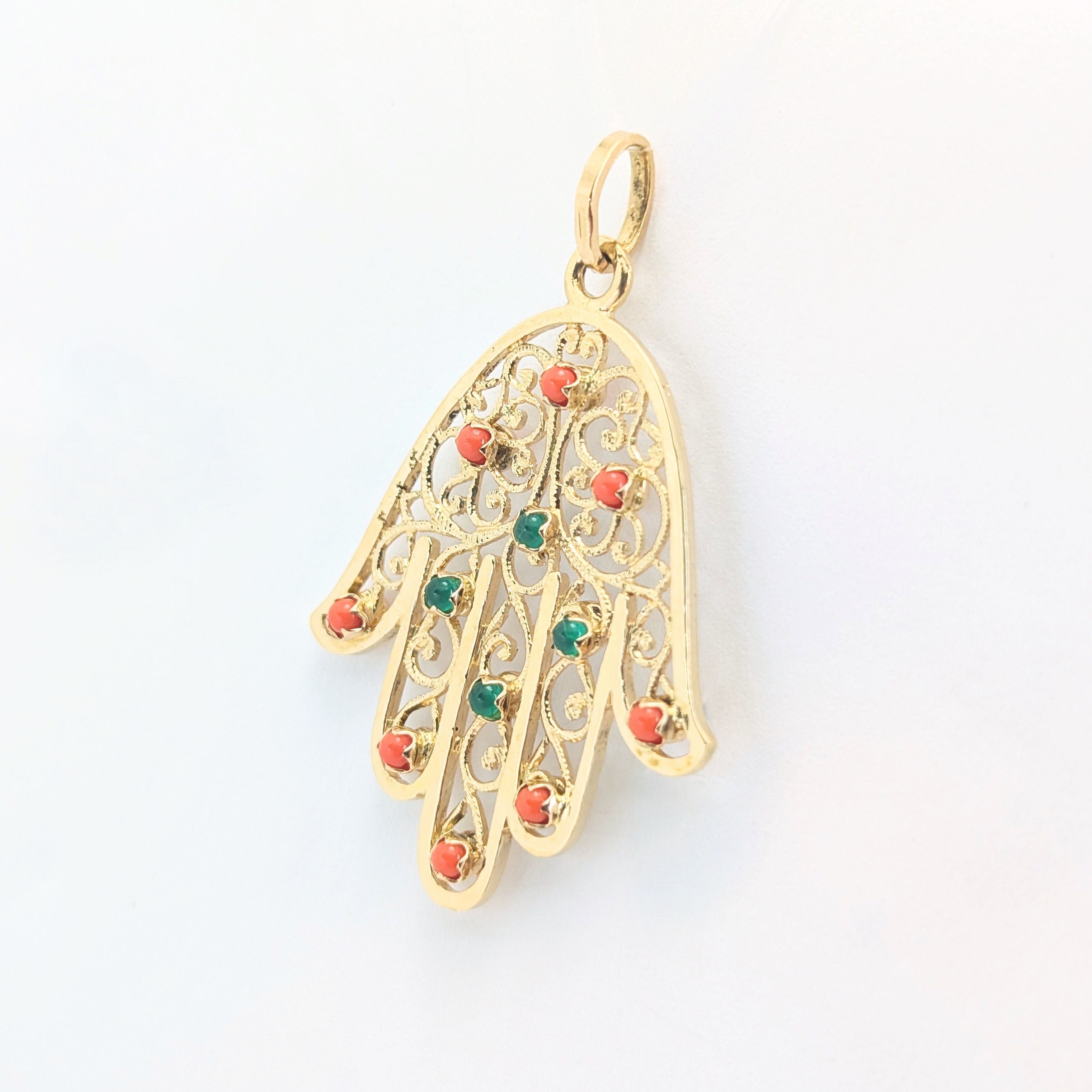 Pendentif main en or jaune corail et calcédoine