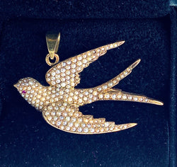 Pendentif en or 18 carats : hirondelle en perles fines et rubis