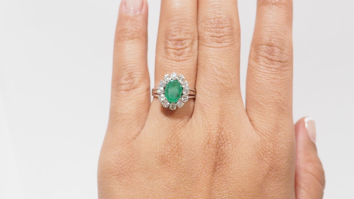 Entourage ring in white gold, oval emerald and diamonds 