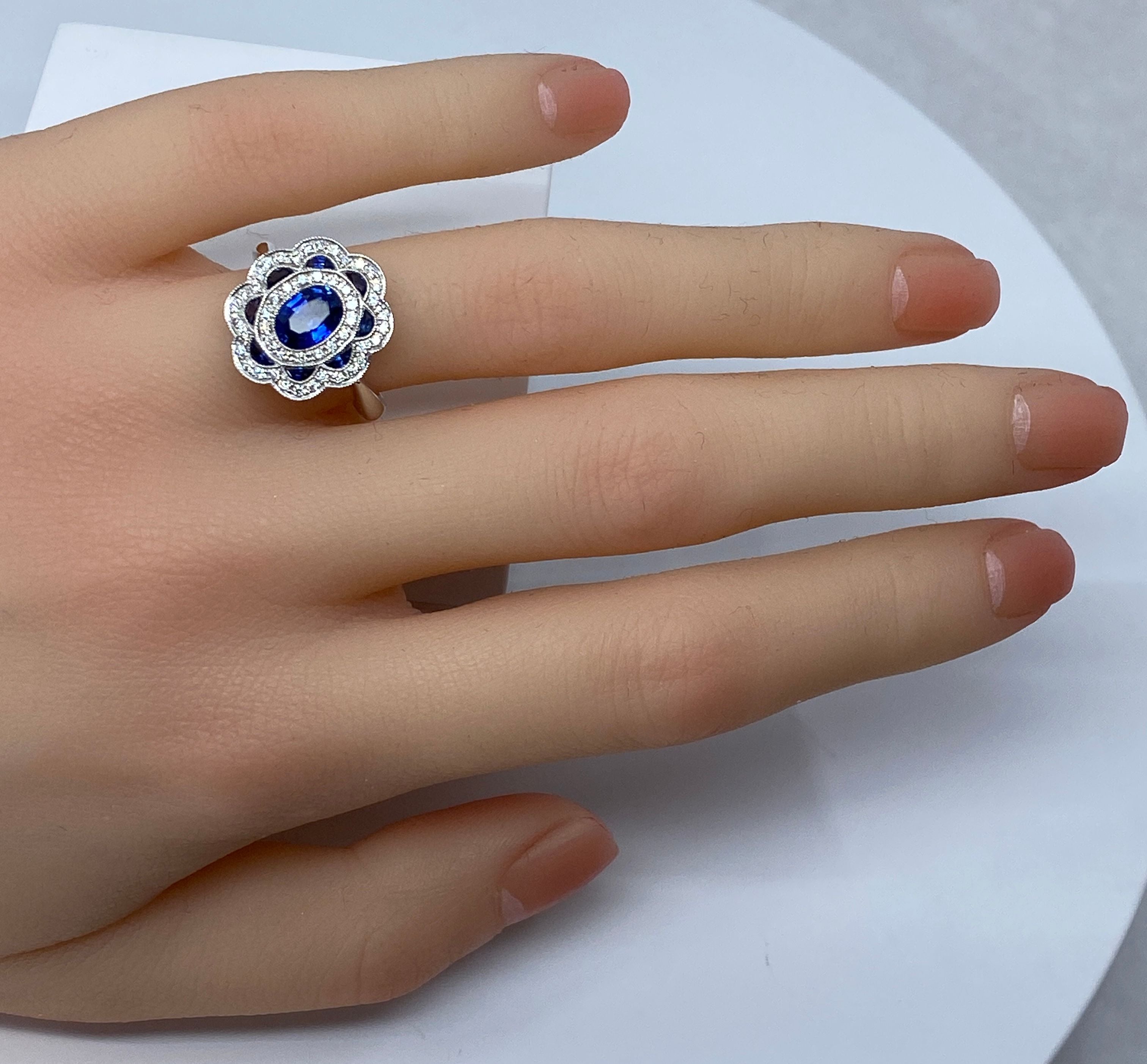 Bague marguerite en or 18 carats en saphirs et diamants