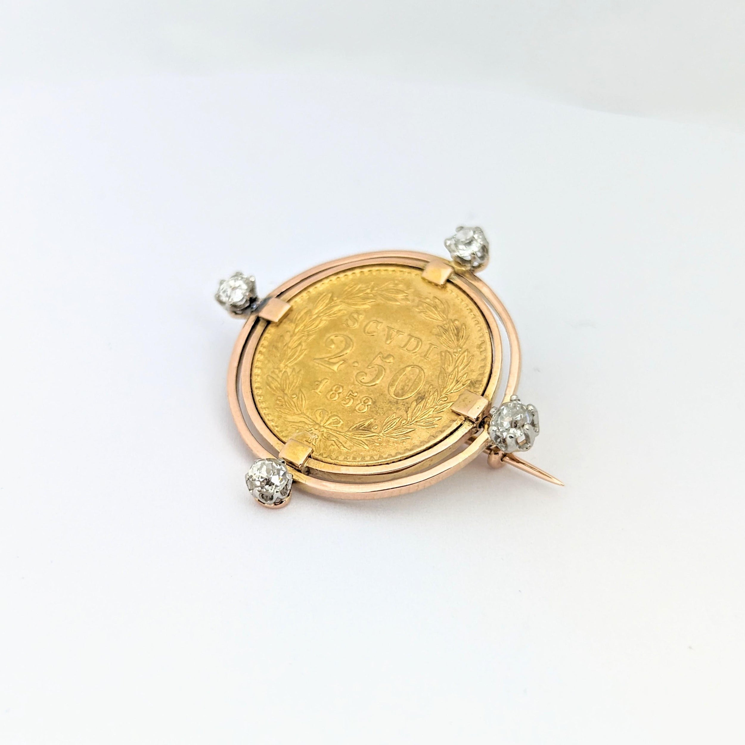 Broche en or jaune Médaille Pape diamants