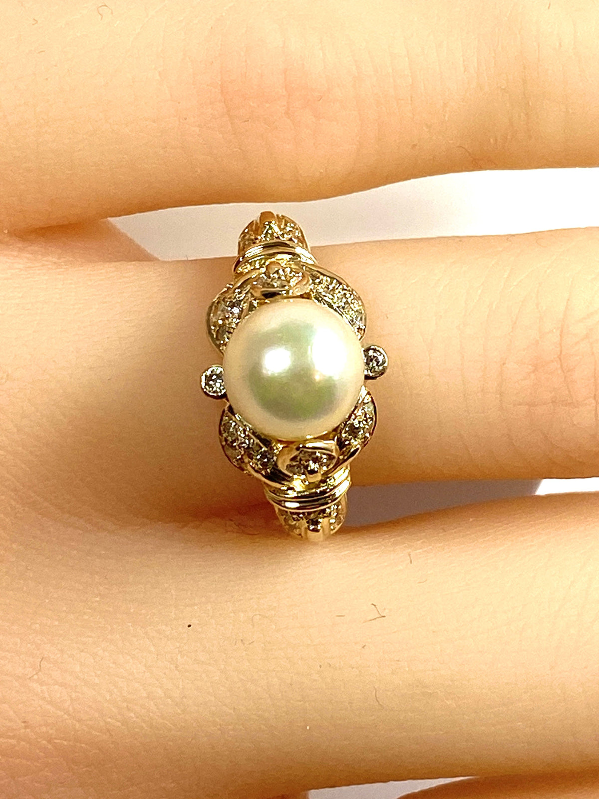 18-carat yellow gold ring, pearl and 38 diamonds.