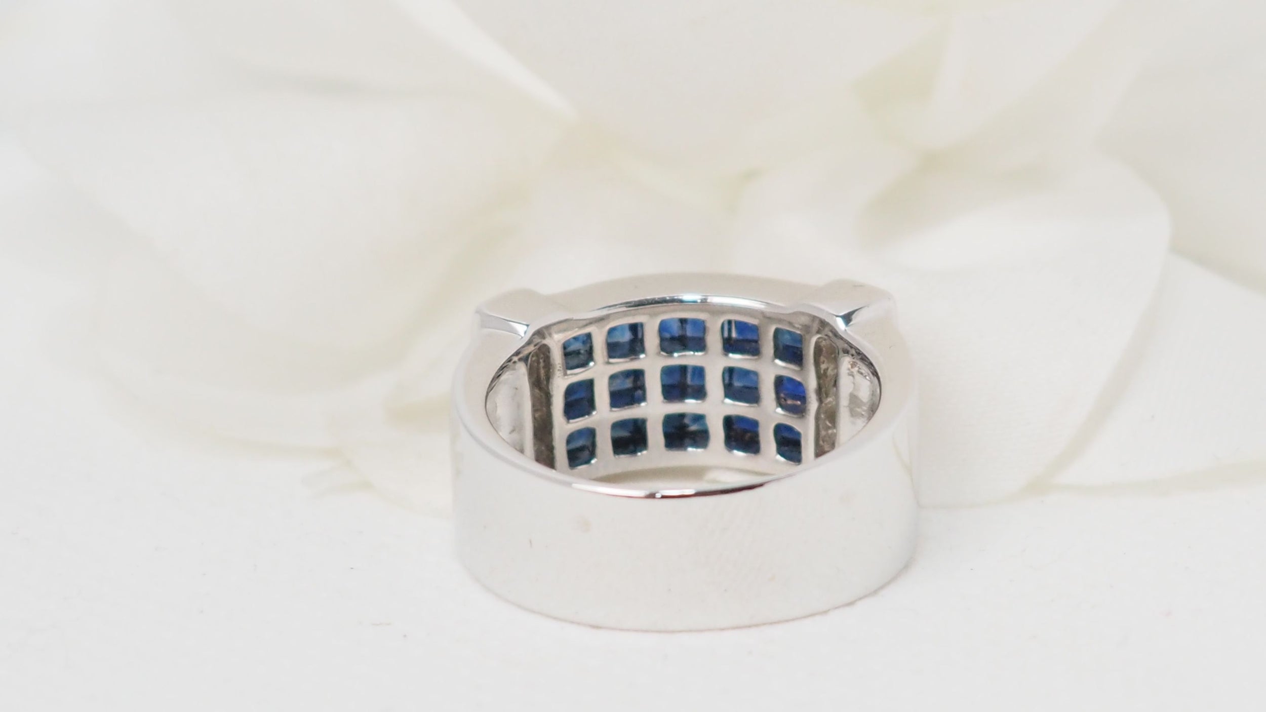 Band ring in white gold, sapphires and diamonds 