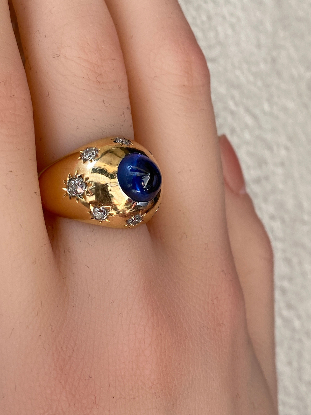 18-carat gold ring, 5.10 ct unheated Ceylon cabochon sapphire circa 1940