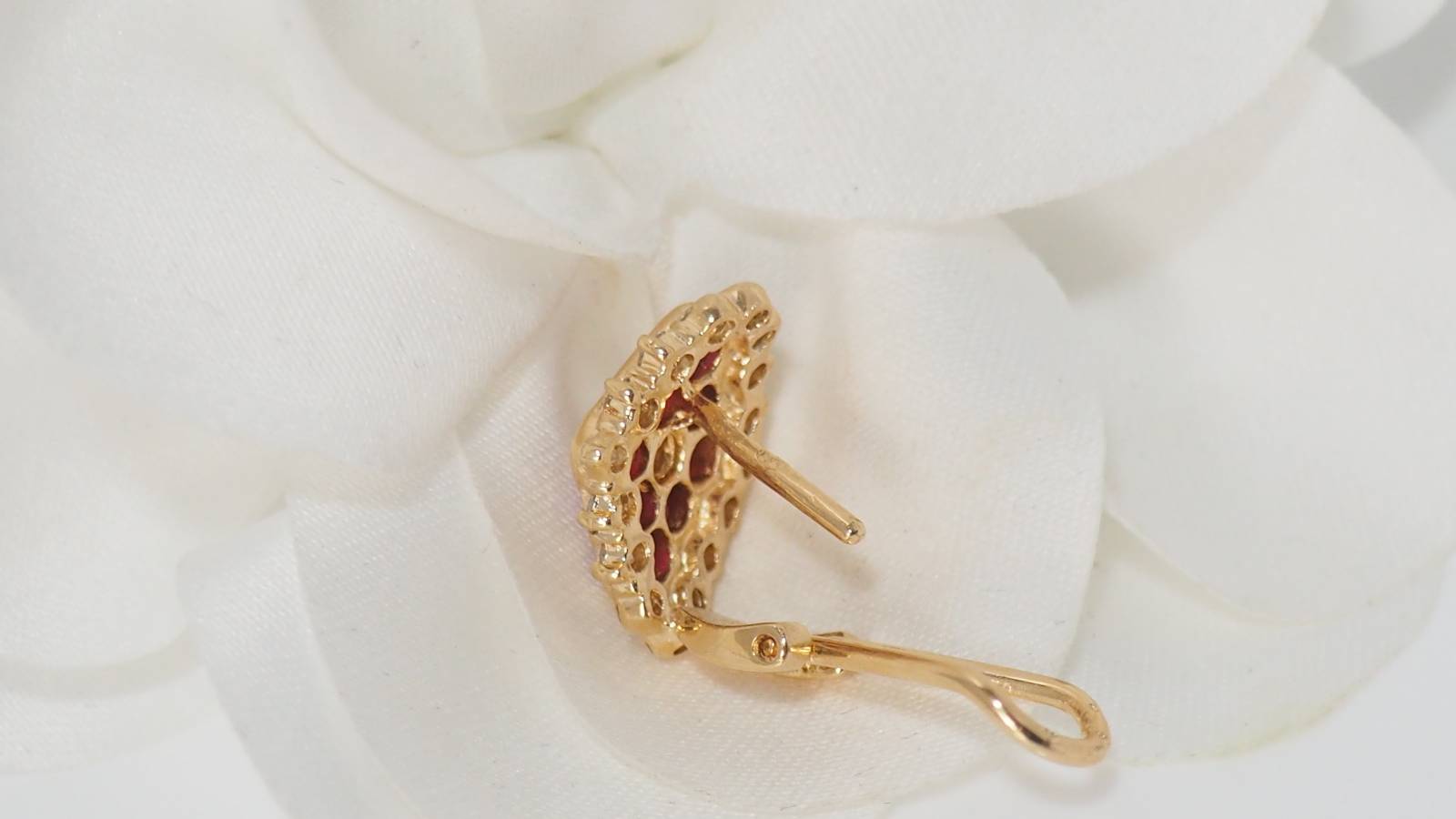 Boucles d'oreilles en or jaune, diamants et rubis